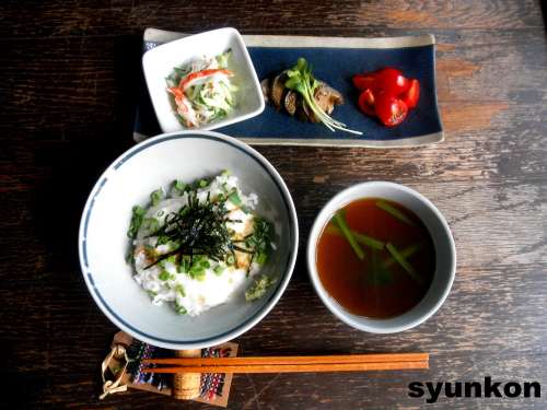 とろろごはんとお味噌汁と野菜の定食で朝ごはん