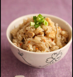 炊飯器でジューシーに!鶏肉をまるっと入れる豪快炊き込みご飯