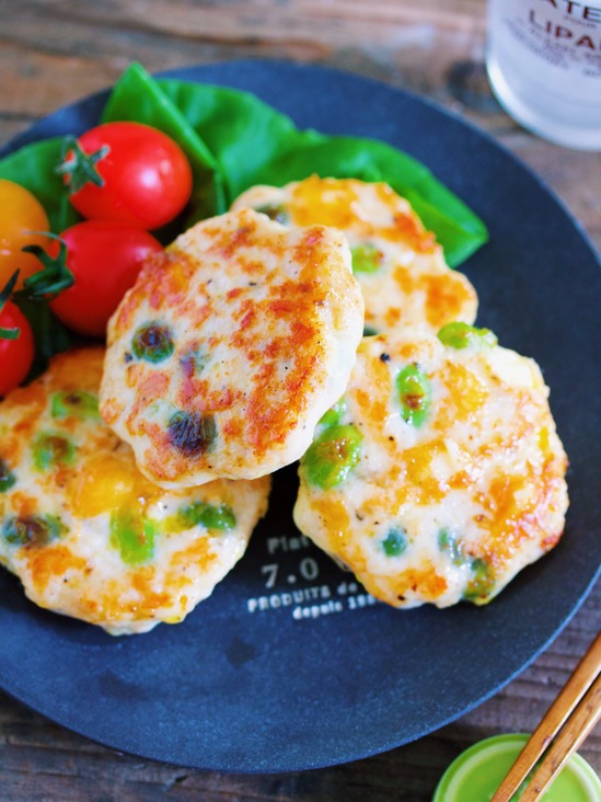 こりゃ〜、ビールがすすむ〜っ！！「鶏むね肉 de 枝豆とチーズの塩つくね」