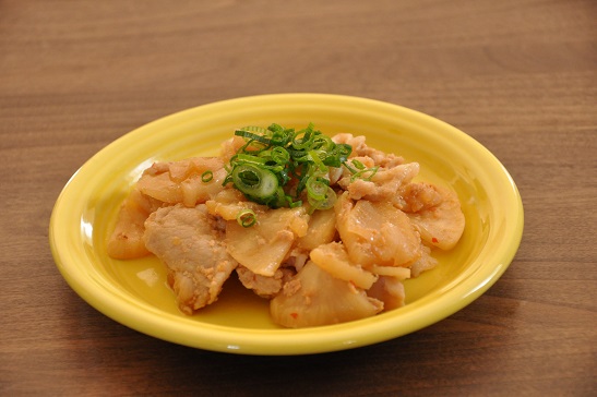 平日がラクチンになる漬け込み肉【豚肉とかぶのピリ辛炒め】
