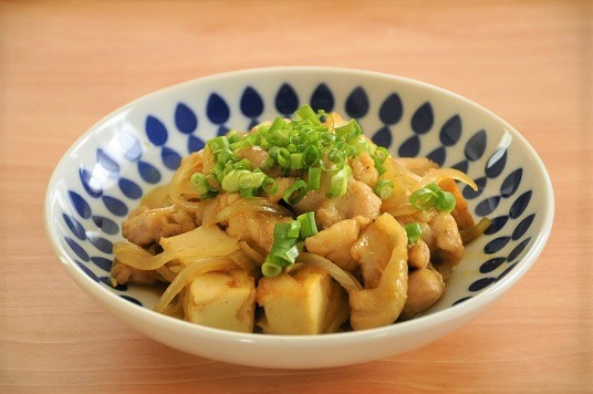 めんつゆがあれば!鶏肉と玉ねぎの和風カレー炒め