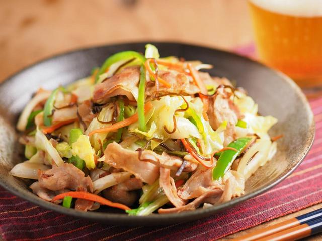 豚ばら肉とキャベツのおかか塩昆布炒め