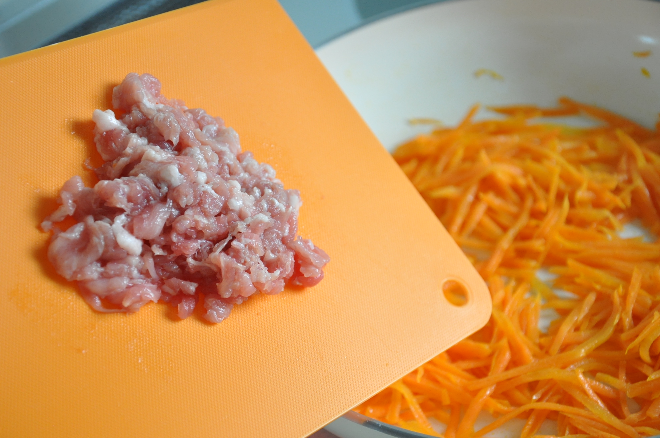 にんじんと豚こまのこくウマ炒め　豚肉を加える