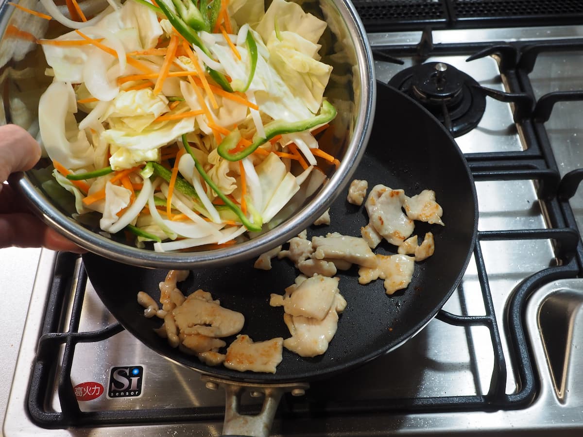 鶏むね肉とキャベツのテンメンジャン炒め 炒め野菜を入れる