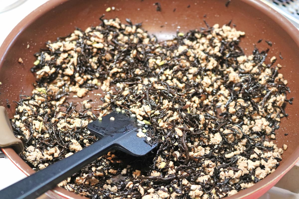 ひき肉とお豆の中華風ひじき炒めどんぶり
