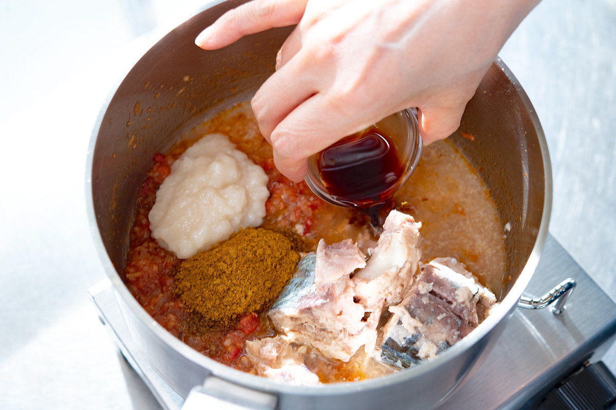 サバ缶の甘酒キーマカレー　調味料を加える