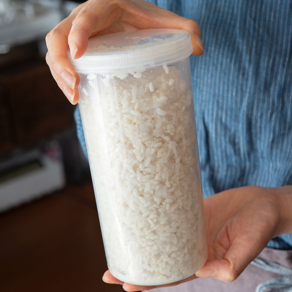 自家製「甘酒」の材料をふって混ぜる