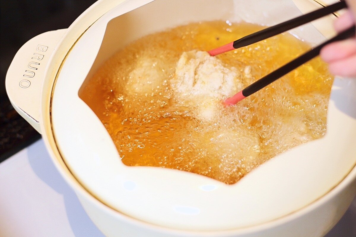 中温で揚げる