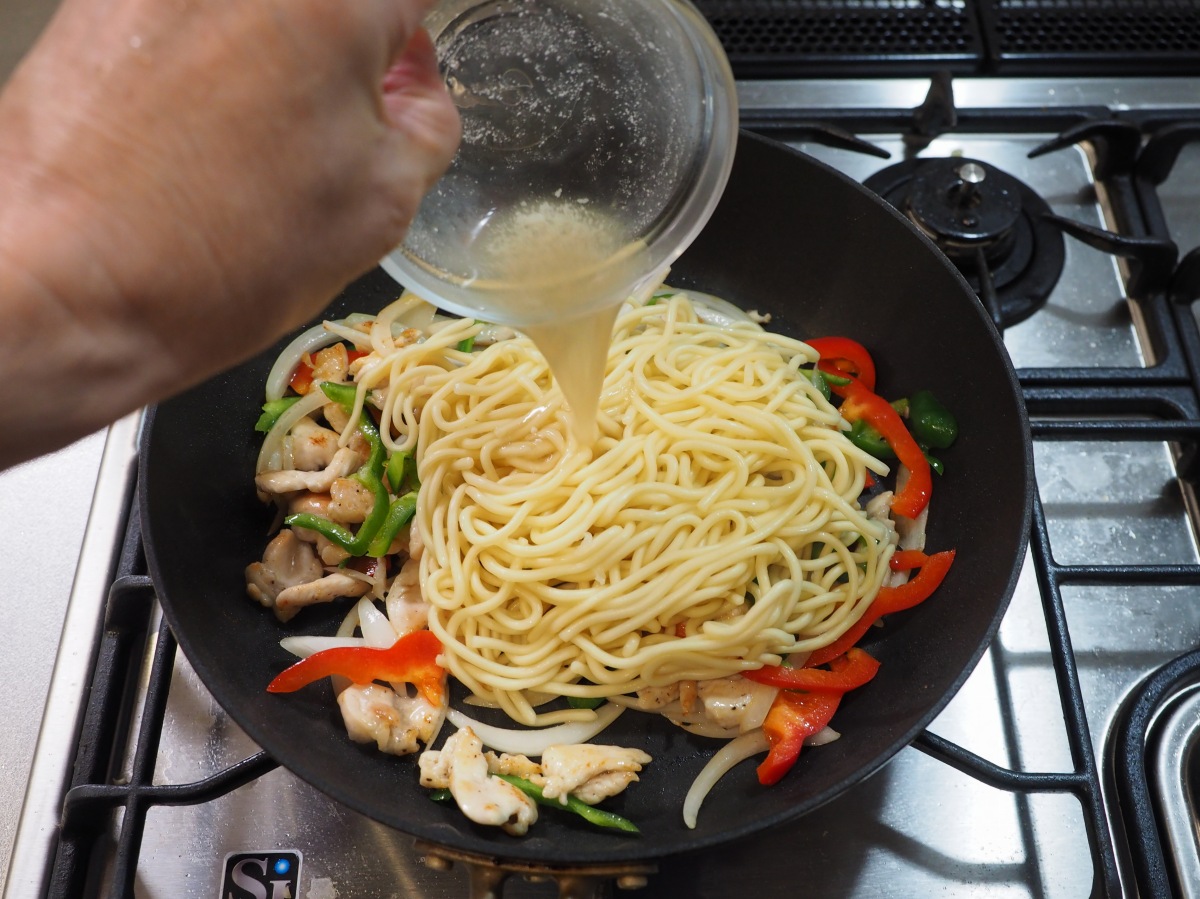 鶏むね肉とパプリカの塩レモン焼きそば