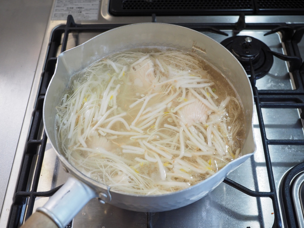 鶏むね肉ともやしの冷製スープそうめん