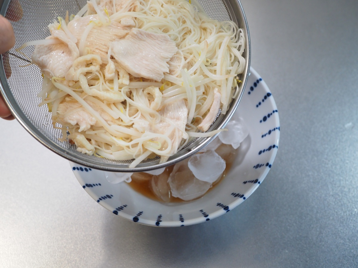 鶏むね肉ともやしの冷製スープそうめん