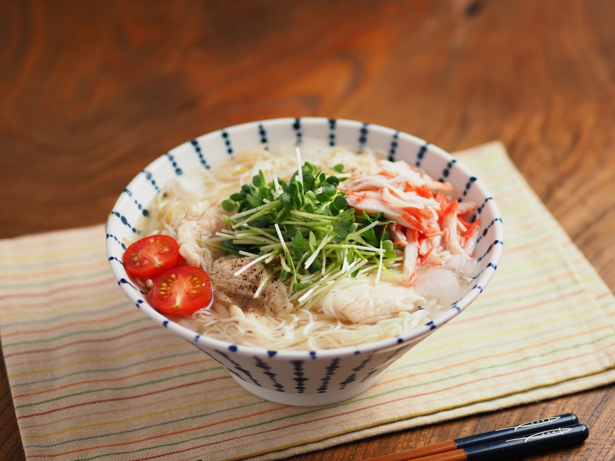 鶏むね肉ともやしの冷製スープそうめん