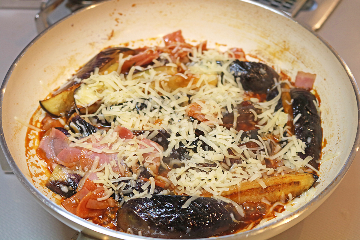 なすとベーコンの韓国風甘辛チーズ焼き　チーズを散らす