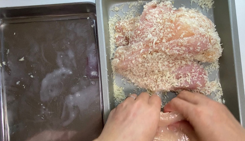 4. 「パン粉バット」に移し、両面にパン粉をつける。