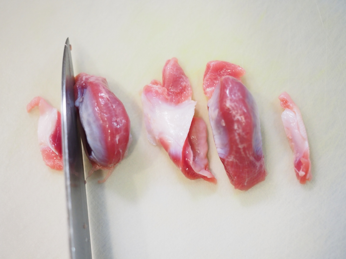 砂肝の焼き鳥　砂肝を切る