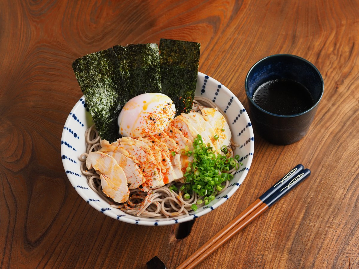 鶏むね肉のラー油蕎麦