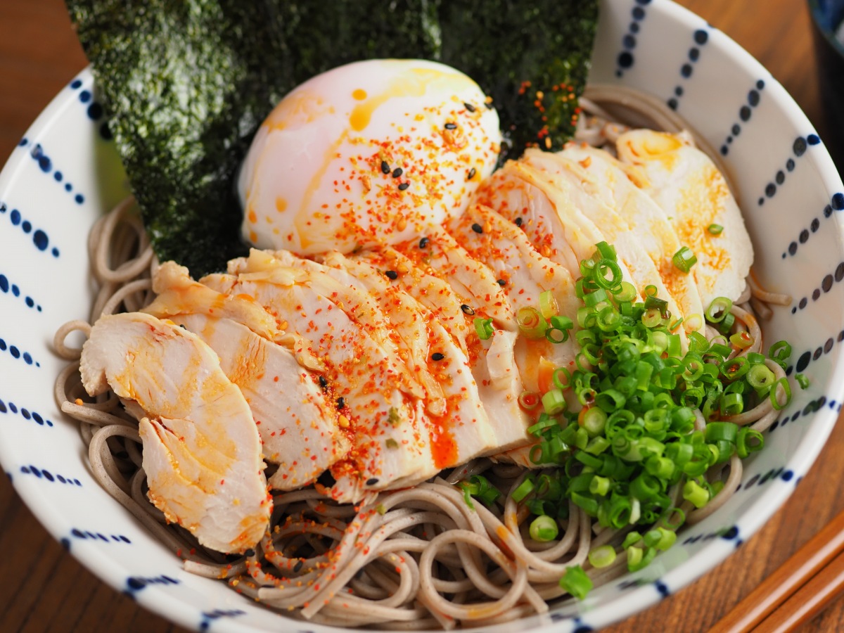 鶏むね肉のラー油蕎麦