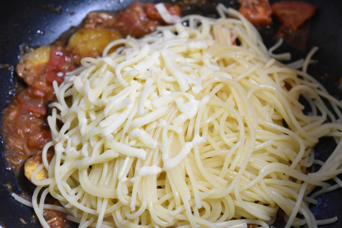 茹でたパスタとピザ用チーズを加える