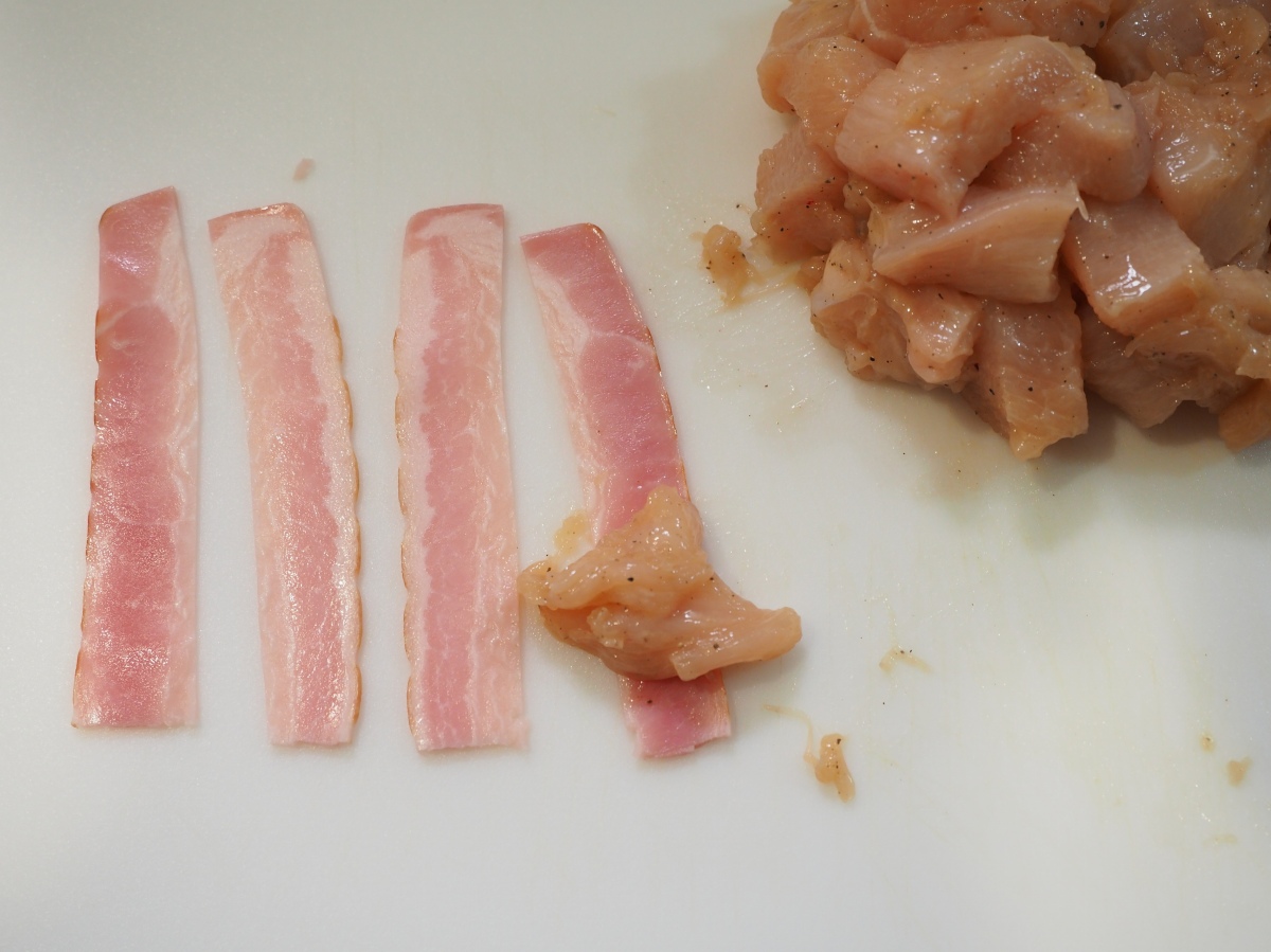 鶏むね肉のベーコン巻き焼鳥