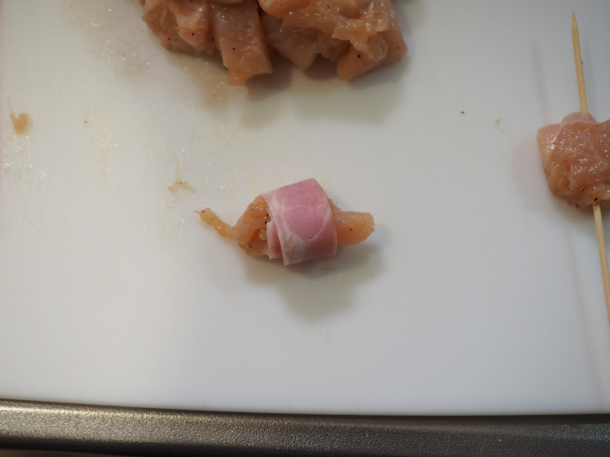 鶏むね肉のベーコン巻き焼鳥