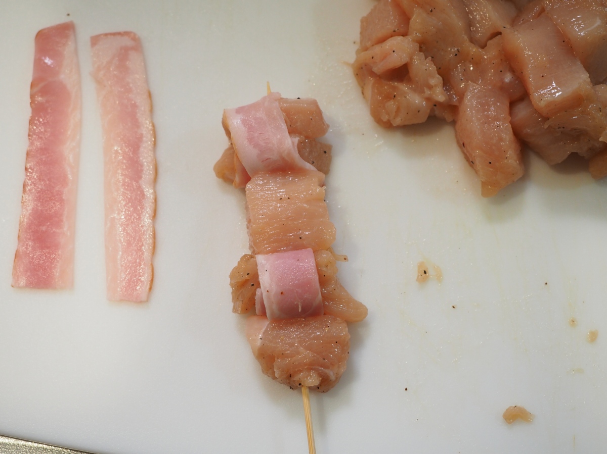 鶏むね肉のベーコン巻き焼鳥
