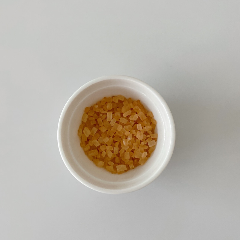 卵液に漬けてレンジ加熱したパンの表面に、ザラメを振りかけます。