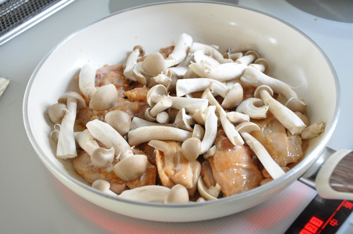 鶏肉としめじの甘辛炒め