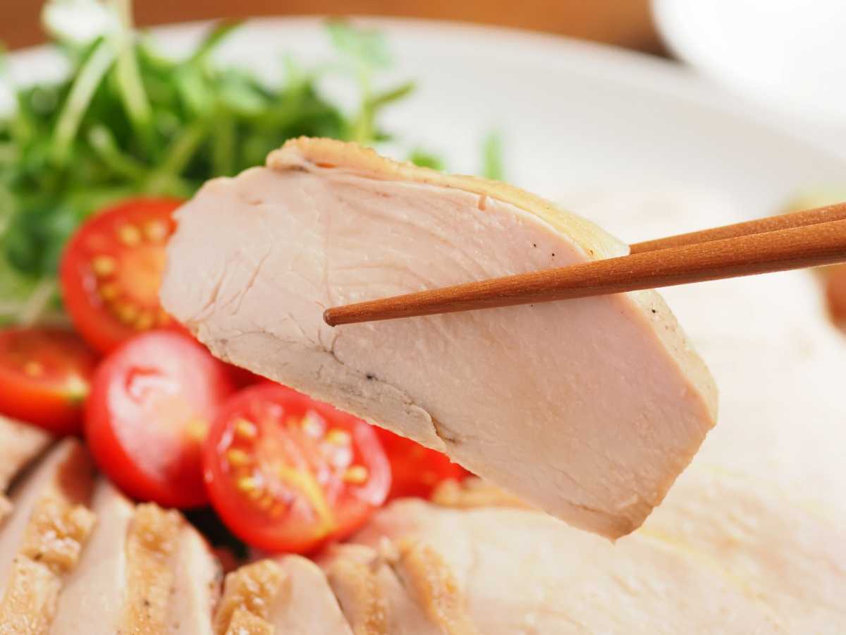 市販の半分以下のコストで完成!電子レンジで簡単「基本のサラダチキン」