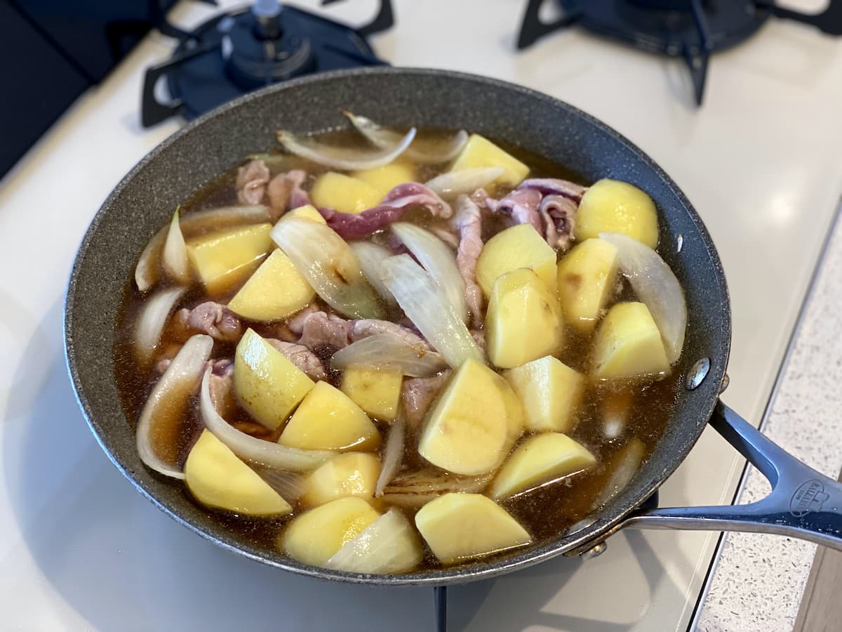 豚じゃがバター　水とめんつゆを加える