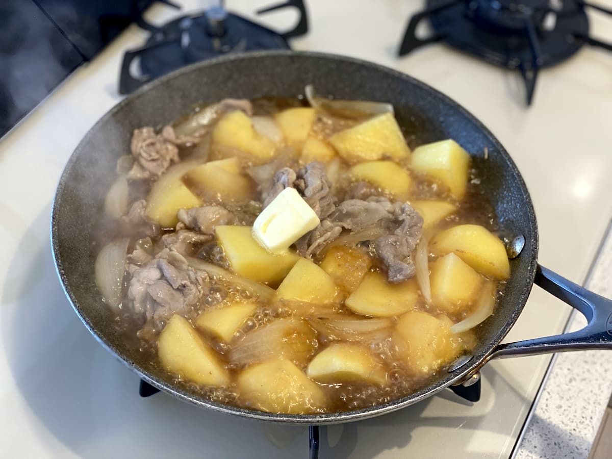 豚じゃがバター　バターを加える
