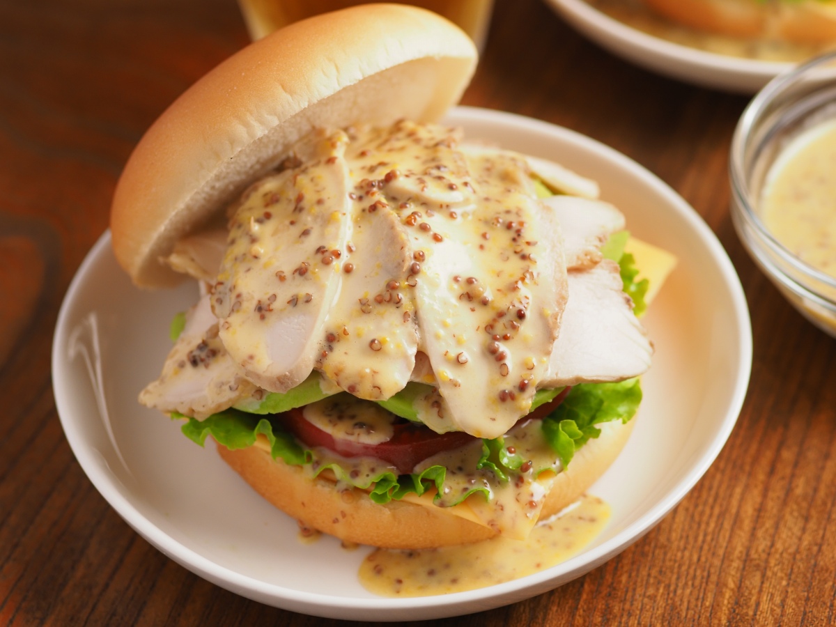 サラダチキンとアボカドのハニーマスタードバーガー