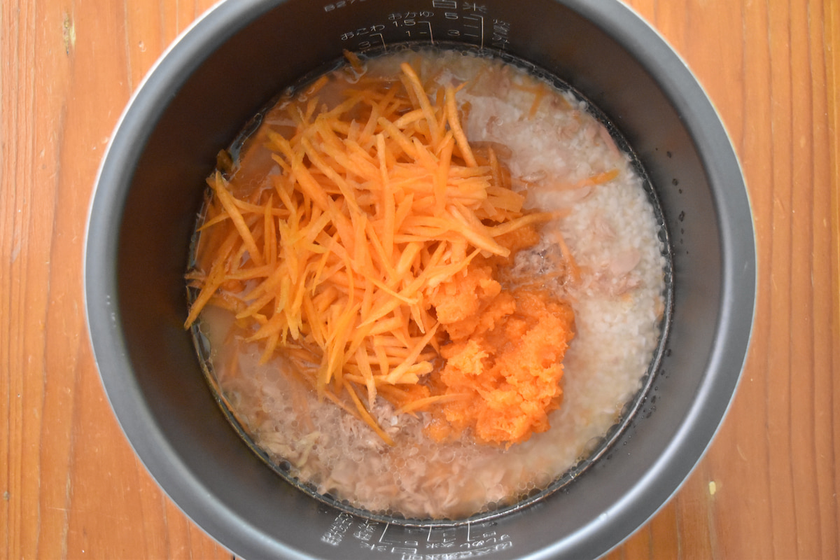 炊飯釜に材料を入れる
