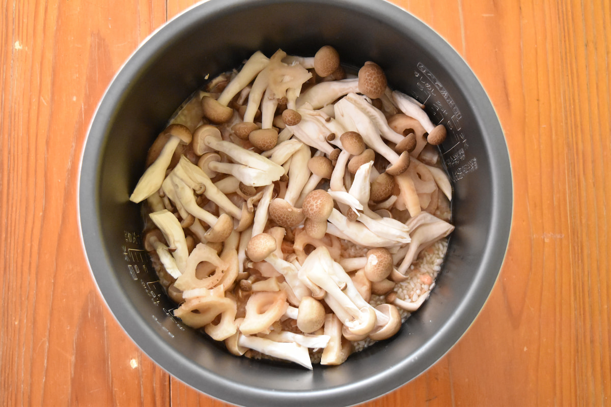 材料を全て炊飯釜に入れる
