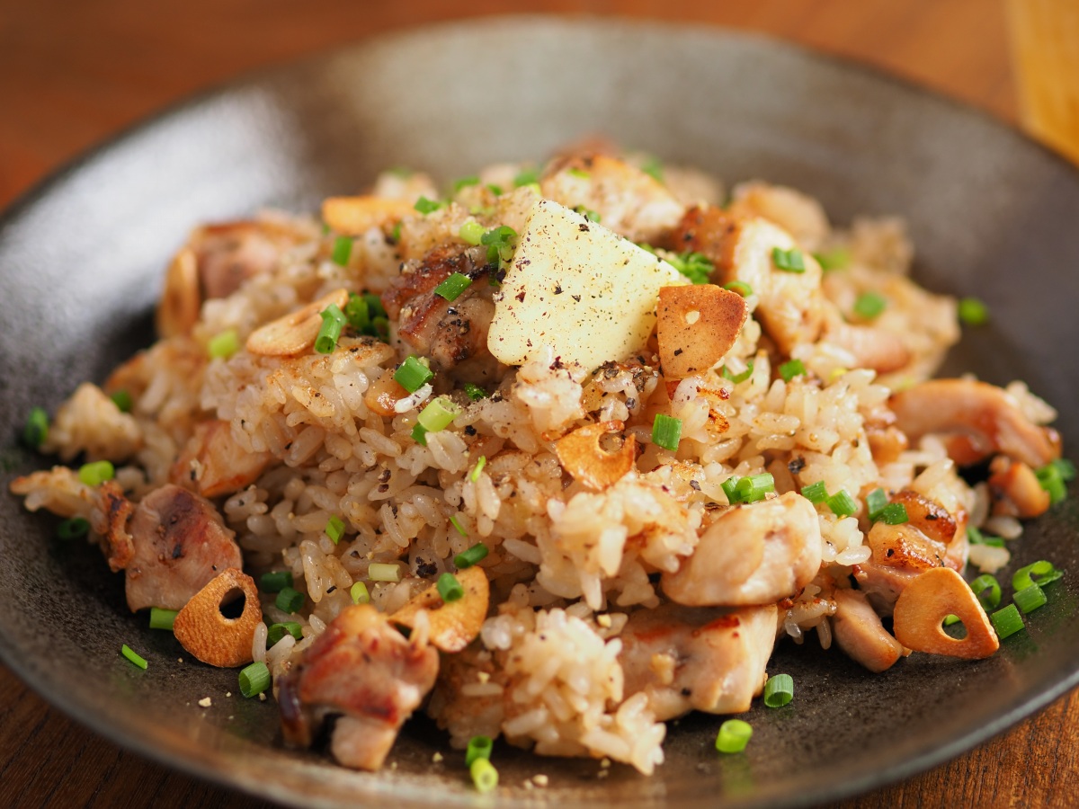 にんにくのダブル使いで激ウマ！「鶏もも肉のガーリックバターライス」の作り方