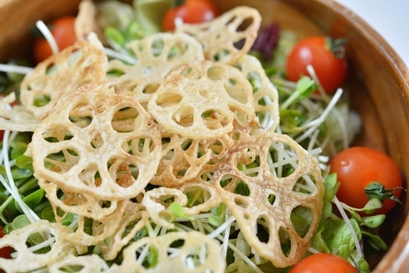 カリカリ食感にやみつき！「れんこんチップのサラダ」4選