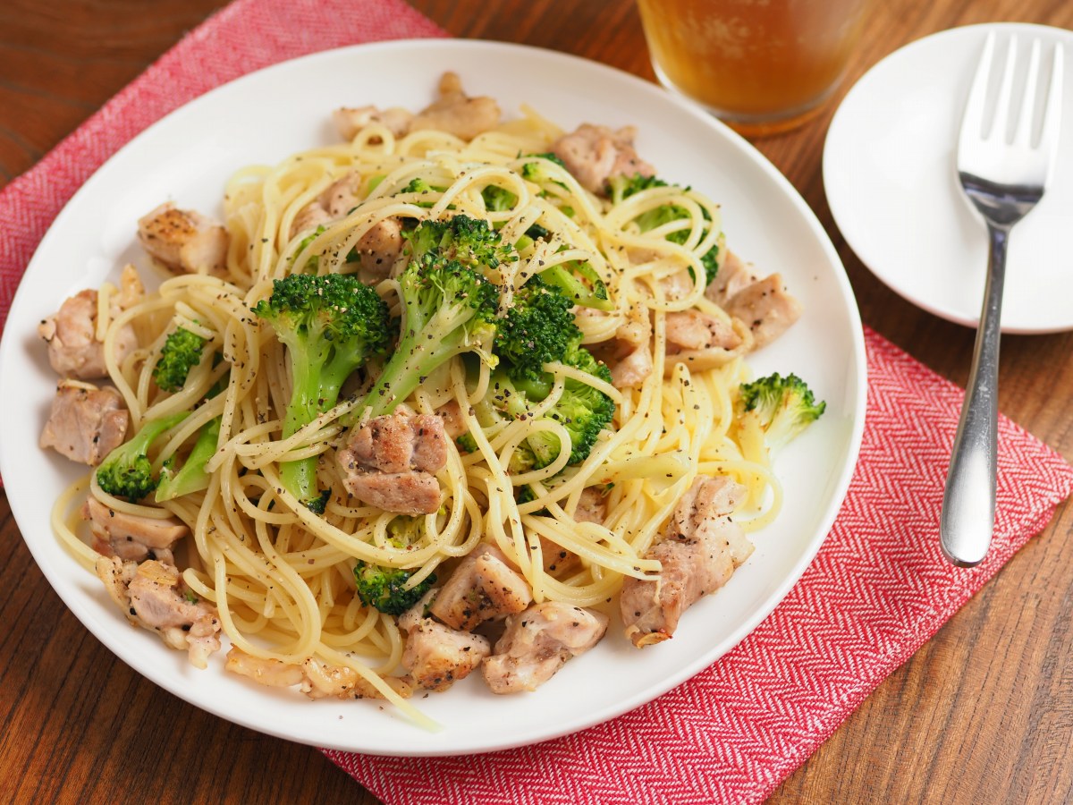 鶏もも肉とブロッコリーのスパイシー塩パスタ
