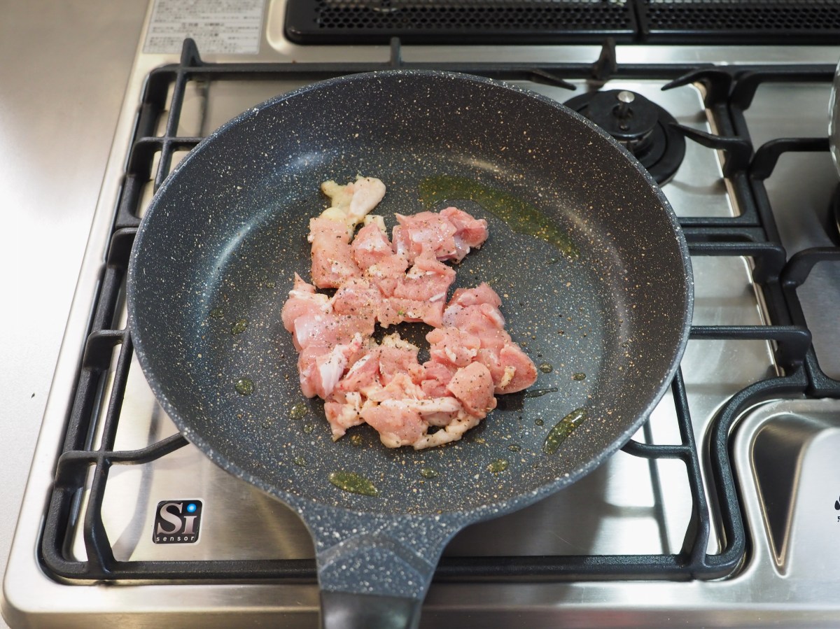 鶏もも肉とブロッコリーのスパイシー塩パスタ