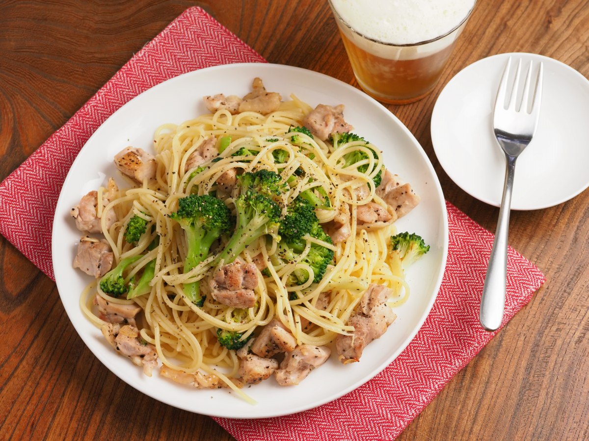 鶏もも肉とブロッコリーのスパイシー塩パスタ