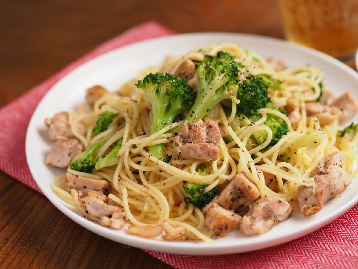 鶏もも肉とブロッコリーのスパイシー塩パスタ