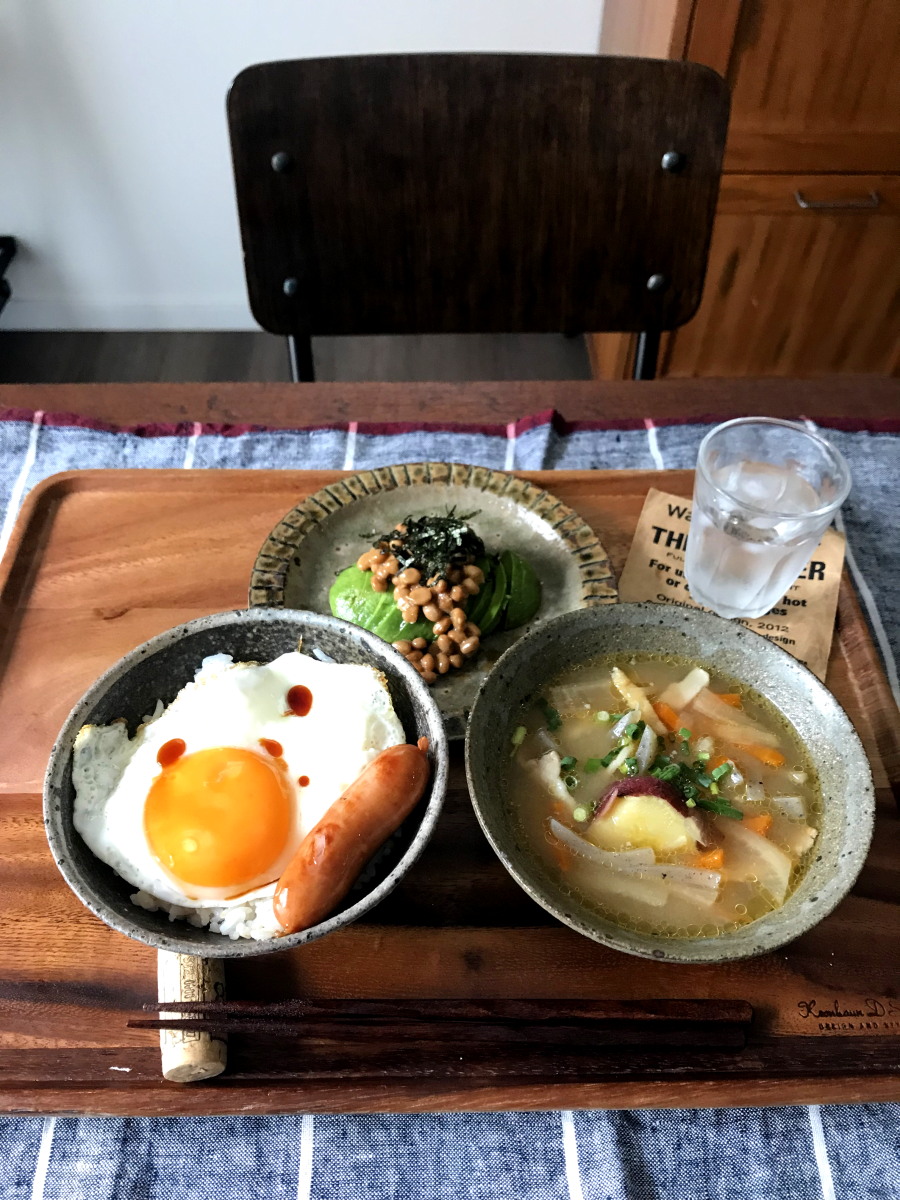 ゆるゆる目玉焼き丼　豚汁　アボカド納豆　完成