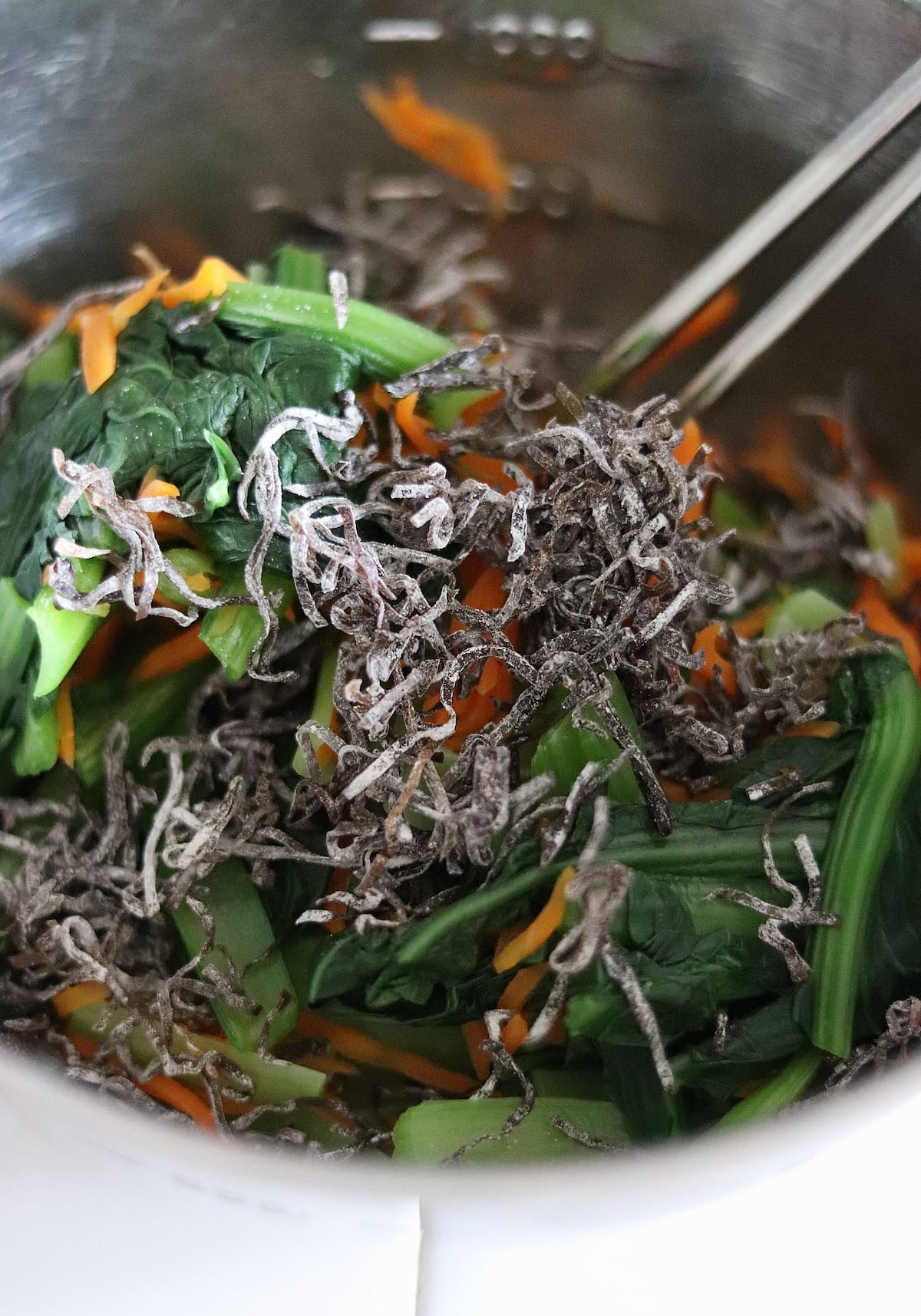 北海道雪華昆布　混ぜる