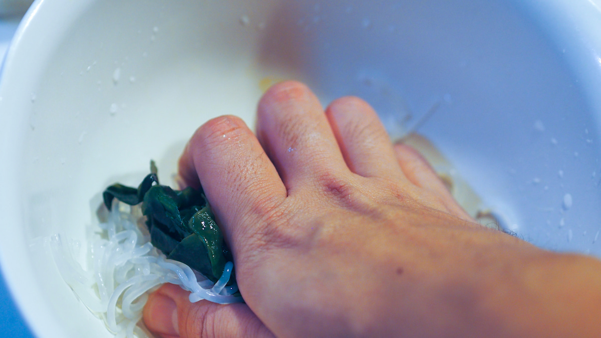 わかめとしらたきのピリ辛和え　水気を切る