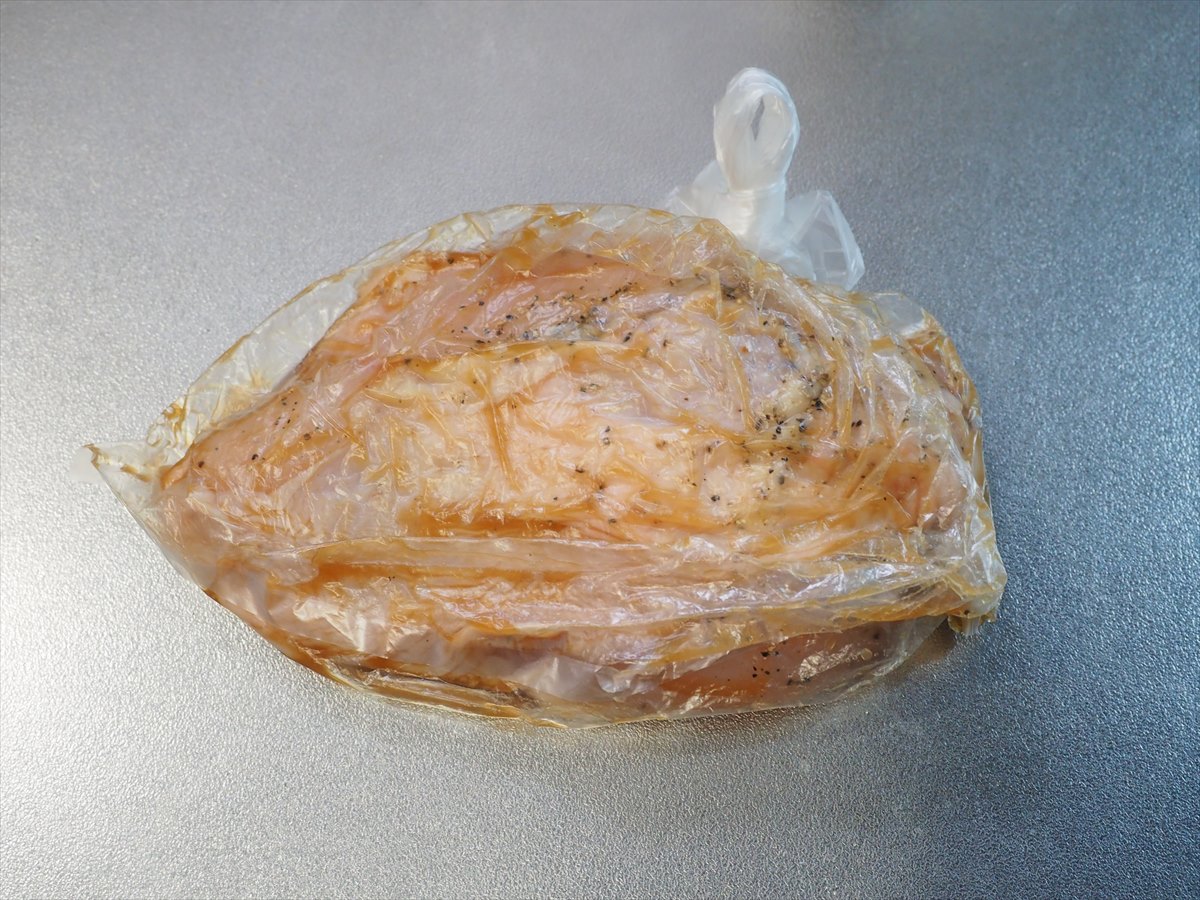自家製サラダチキンの明太チーズヨーグルトソースかけ