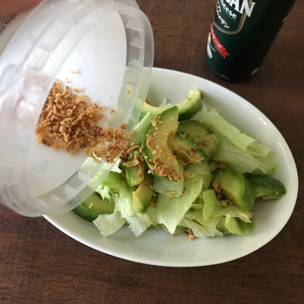 アボカドとレタスの即席サラダ