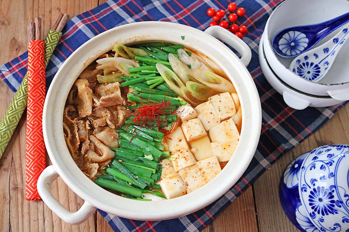 韓国風の旨辛スープがおいしい!「豚バラ肉豆腐鍋」