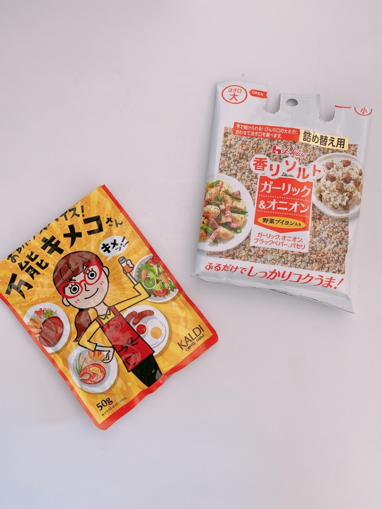 「香りソルト ガーリック＆オニオン（ハウス食品・写真右）」と衣に使った「お助けスパイス 万能 キメコさん（KALDI・写真左）」