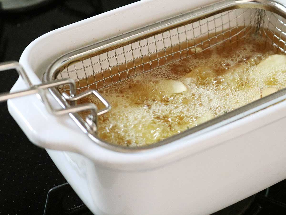 四角い天ぷら鍋にピッタリの角型揚げざる