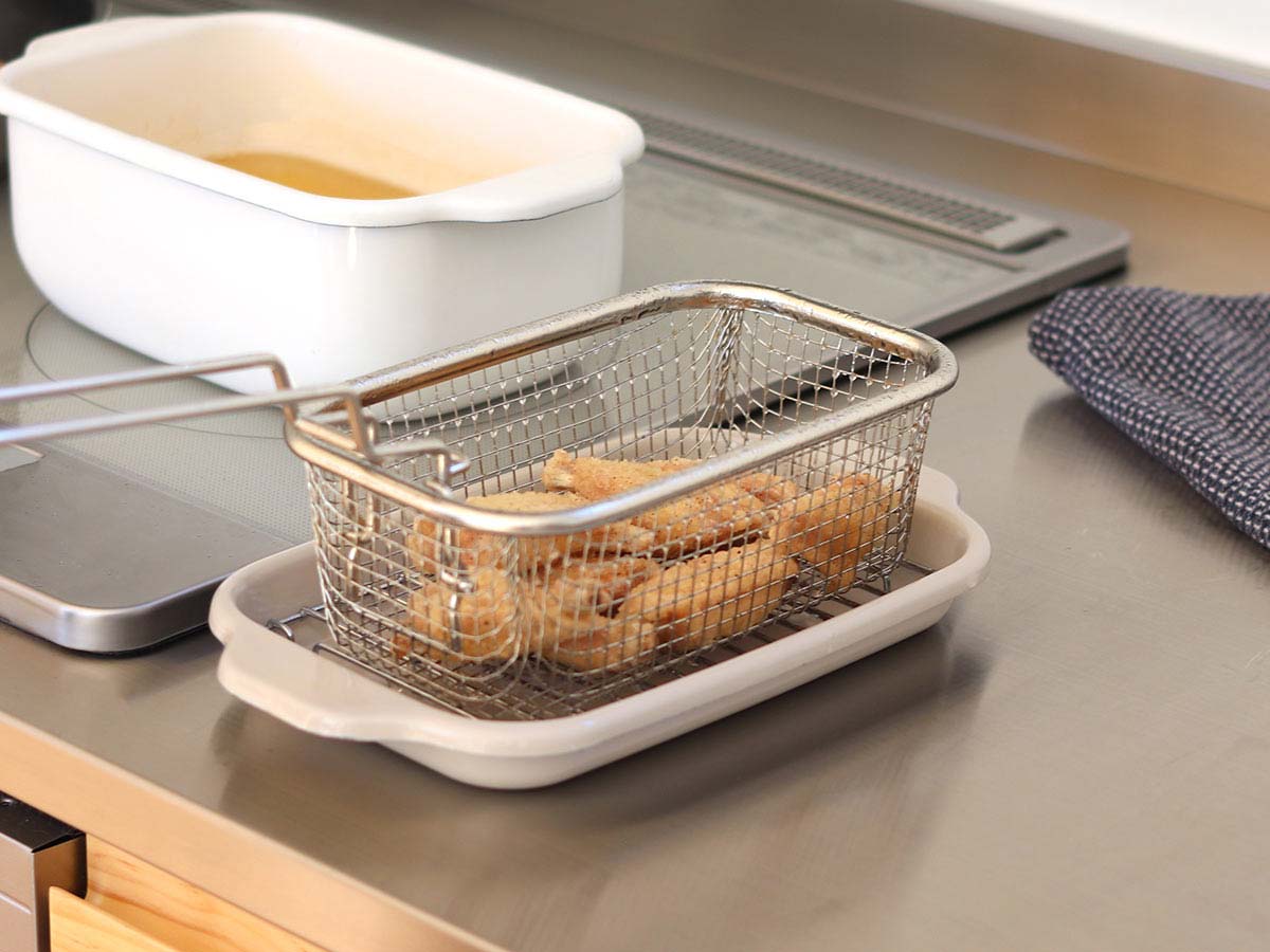 四角い天ぷら鍋にピッタリの角型揚げざる