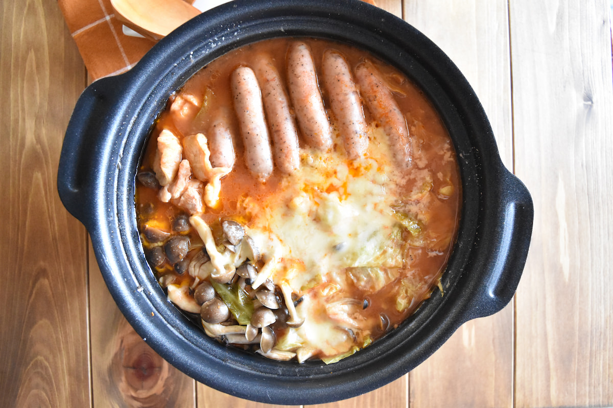隠し味の味噌でコクうま!トマト缶で簡単「トマト鍋」