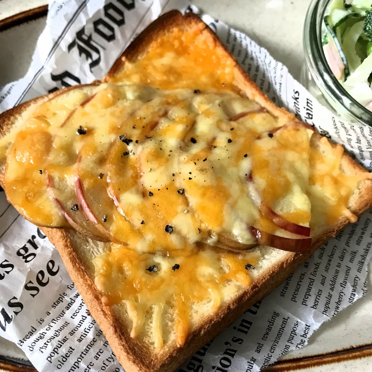 りんごのハニーチーズトーストのアップ